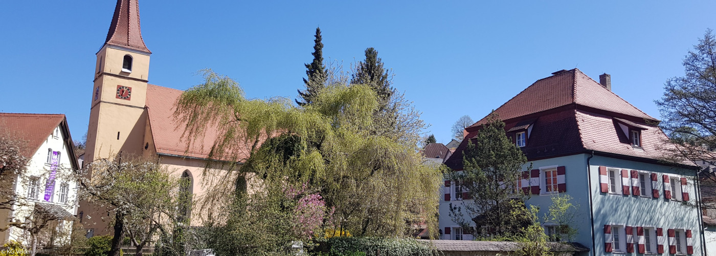 Pfarrhaus mit Kirche