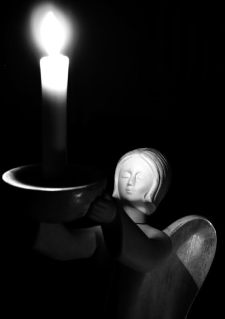 Ein Licht leuchtet in der Dunkelheit