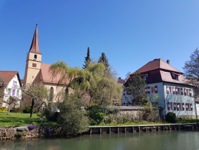 Pfarrhaus mit Kirche